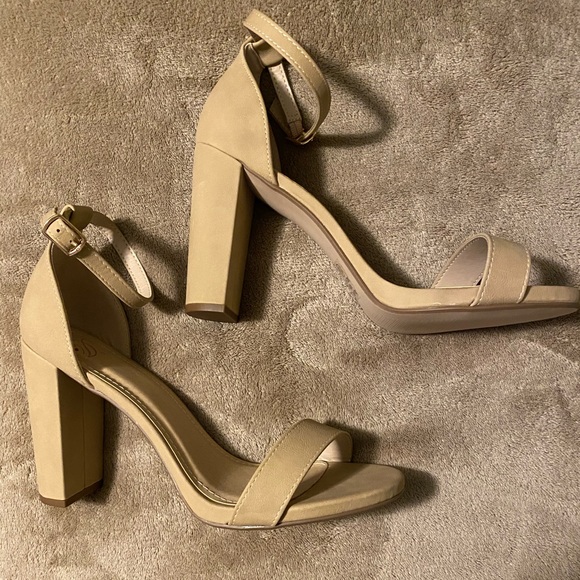 Beige heels - Picture 1 of 5
